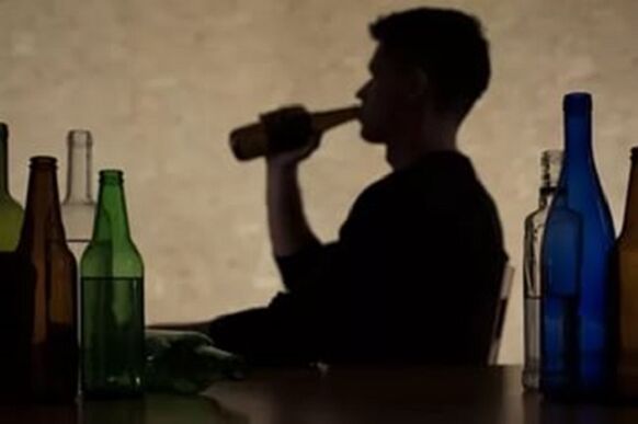 Vīrietis patērē alkoholu